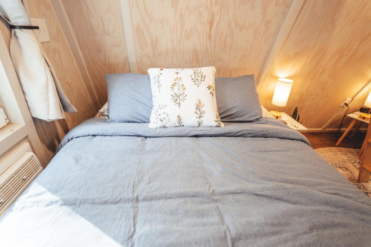 RockbridgeBlue Brambler Glamping A-Frameアパートメント エクステリア 写真